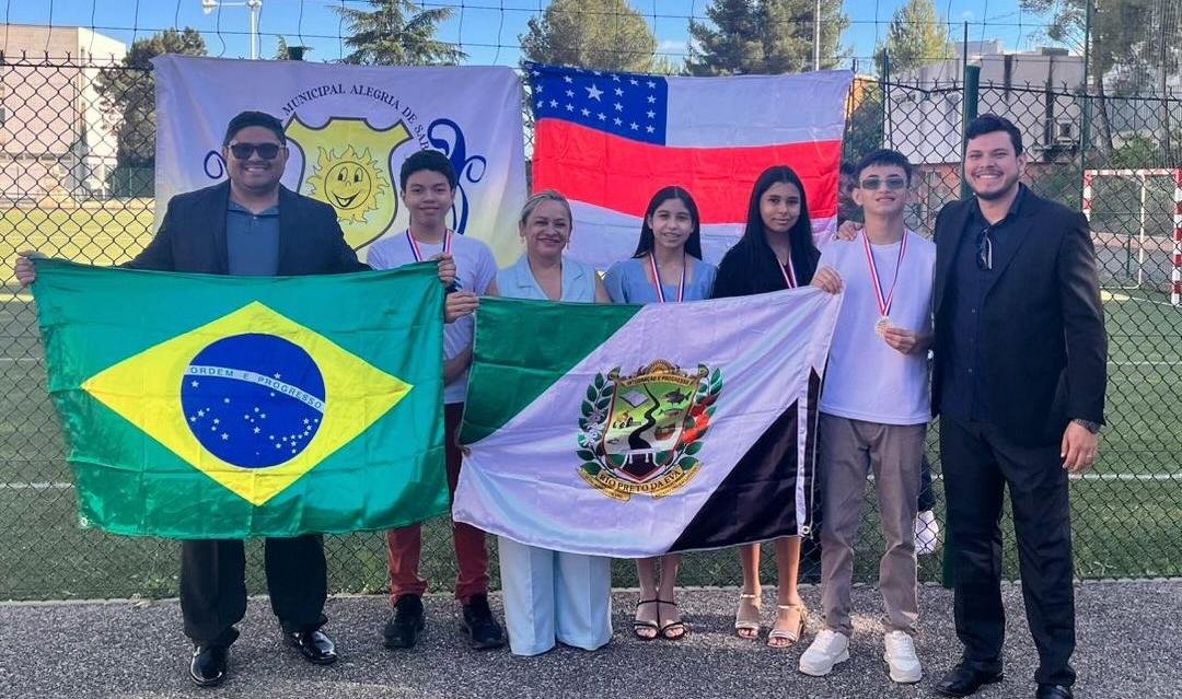 Estudantes conquistam ouro em Olimpíada de Matemática na França