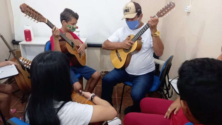 Instituto do Jorge Teixeira incentiva jovens do bairro a prática de esportes e música