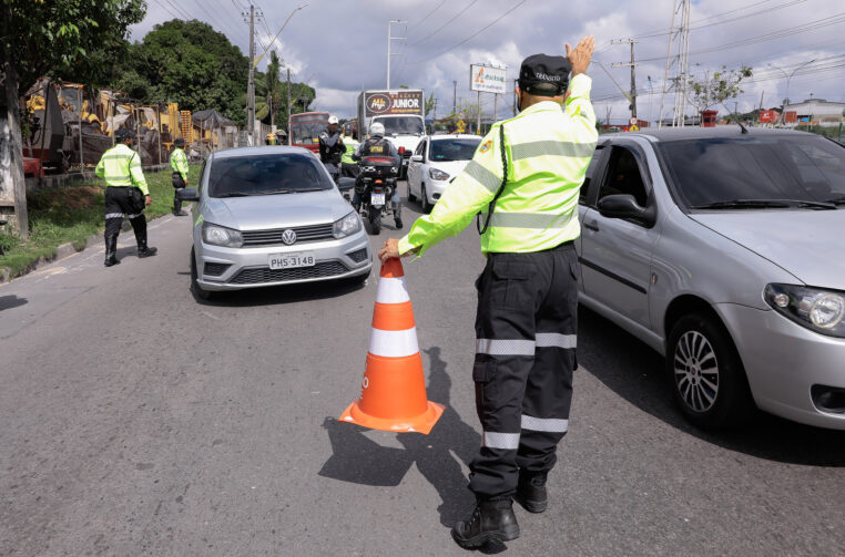 Confira dicas de como dirigir com segurança na Av. Autaz Mirim, no Jorge Teixeira