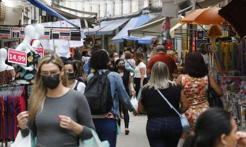 Confiança dos consumidores avança 3,8 pontos em abril