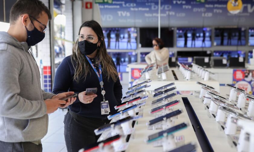 Intenção de consumo das famílias cresce pelo quinto mês