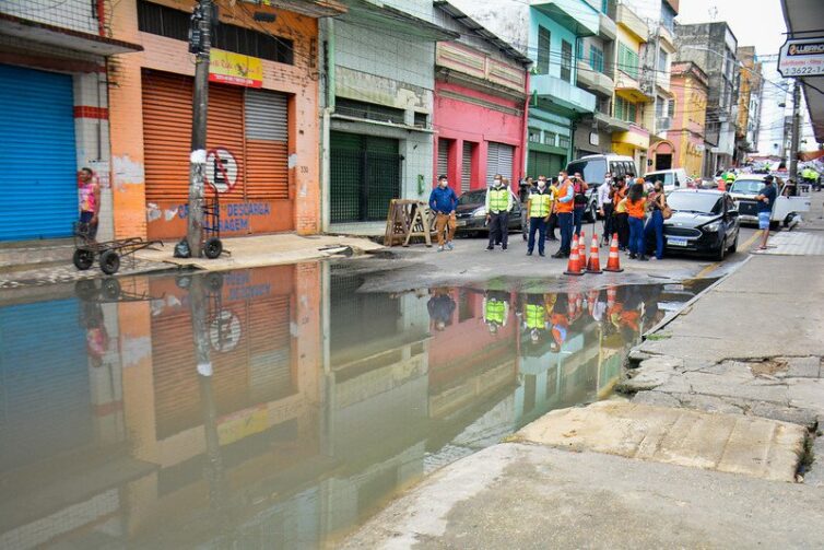 Rio Negro atinge cota de inundação e trecho de rua no Centro de Manaus é interditado