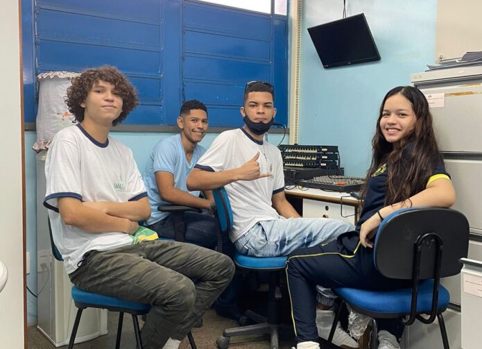 Estudantes criam sistema de rádio em escola na zona sul de Manaus