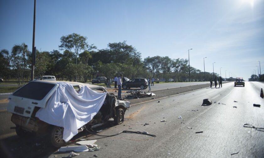 Em 2021, mais de 5 mil pessoas morreram em 64 mil acidentes de carro