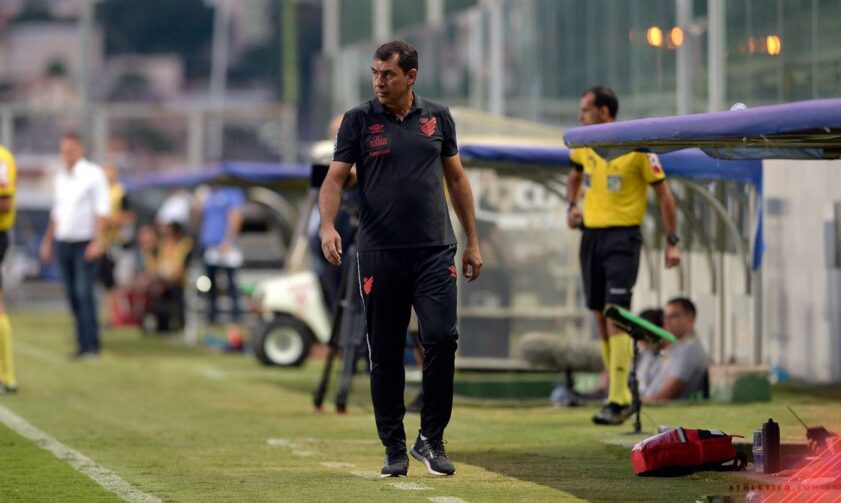 Técnico Carille é demitido horas após goleada do Athletico na Bolívia