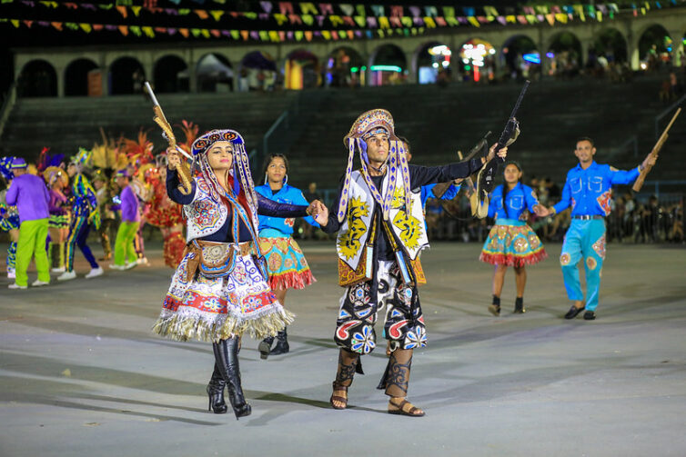 Veja a primeira noite de apresentações dos grupos de acesso à categoria Bronze do Festival Folclórico