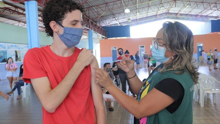 Quarta dose da vacina contra a Covid-19 é liberada para pessoas a partir de 18 anos em Manaus