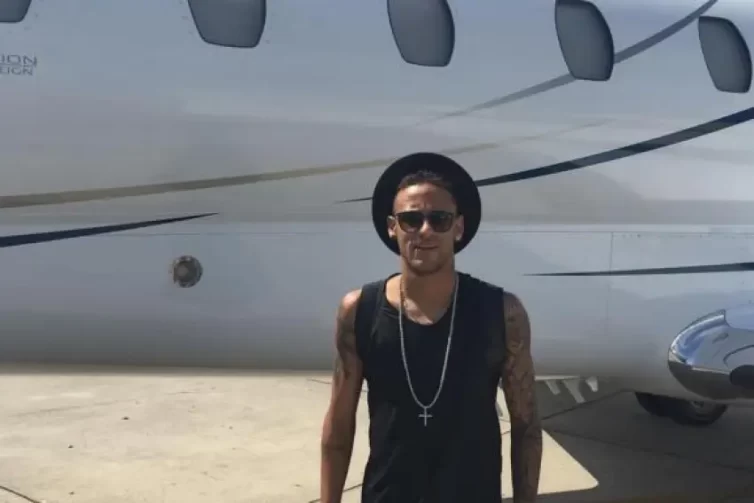 Avião de Neymar faz pouso de emergência em Roraima