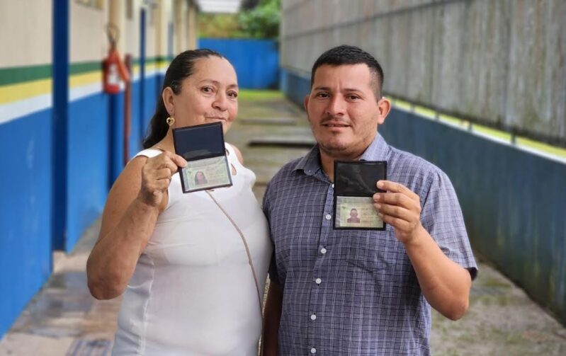 Mãe e filho são os primeiros a receber a CNH Social em Presidente Figueiredo