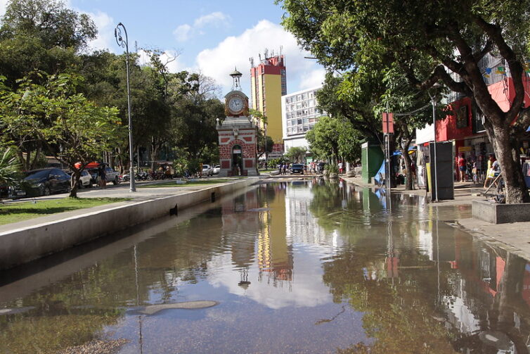 Rio Negro apresenta sinais de vazante e pontes começam a ser retiradas no Centro de Manaus