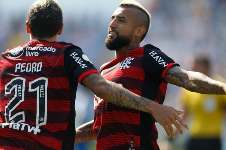 Na estreia de Vidal, Flamengo vira sobre Avaí com dois gols de Pedro