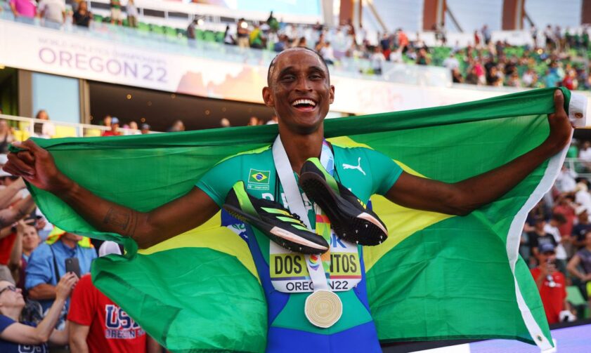 Alison dos Santos é campeão mundial nos 400 metros com barreiras