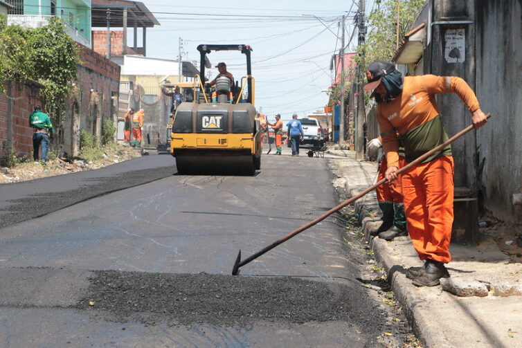 Vias do bairro Jorge Teixeira recebem serviços de recapeamento asfáltico