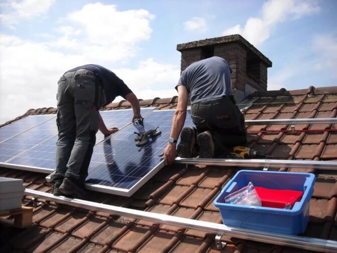 Cetam e Sedecti ofertam 200 vagas para curso de instalador de painéis solares no AM