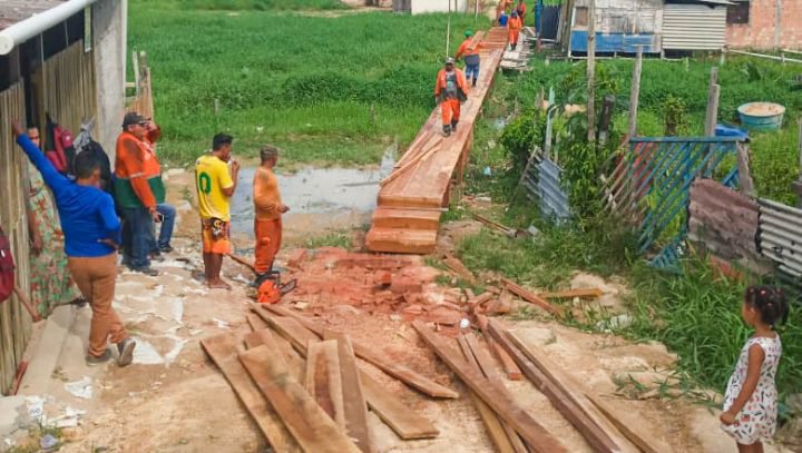 Jorge Teixeira recebe construção de ponte de madeira com 30 metros de comprimento