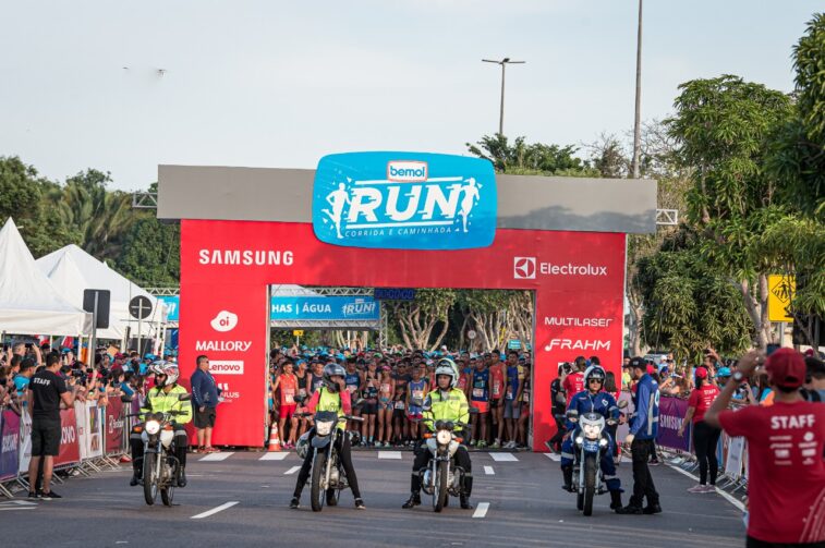 Trânsito da avenida Constantino Nery sofre mudança temporária na manhã de domingo (14)