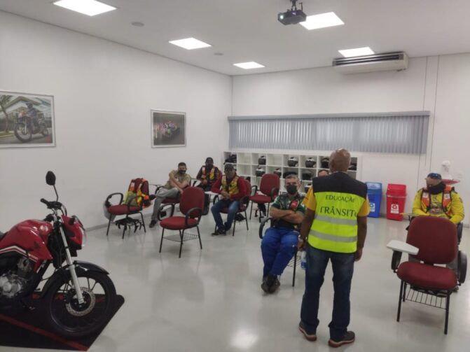 Mototaxistas participam de curso de aperfeiçoamento em Manaus