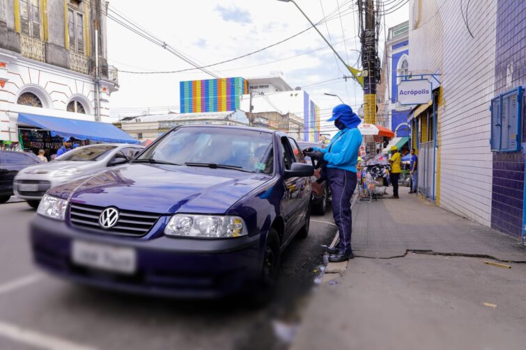 Sistema Zona Azul inicia no Vieiralves e agentes fazem abordagem de orientação