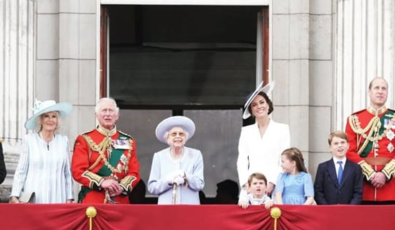 Família real se reúne no palácio de Balmoral; saúde da rainha preocupa