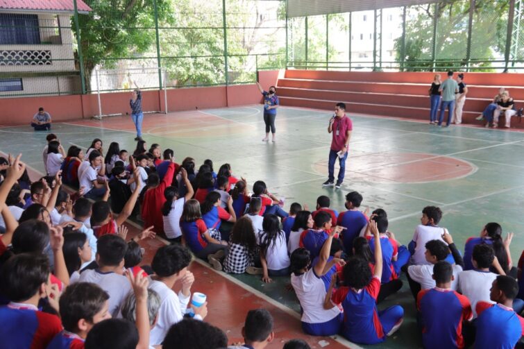 Alunos da rede pública de ensino participam de palestra sobre prevenção ao suicídio