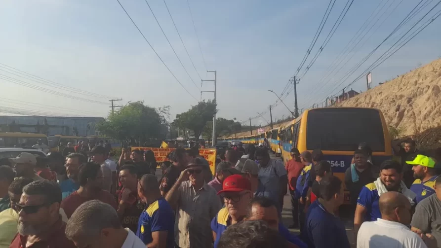 Trabalhadores do transporte alternativo paralisam atividades e protesto afeta trânsito em Manaus