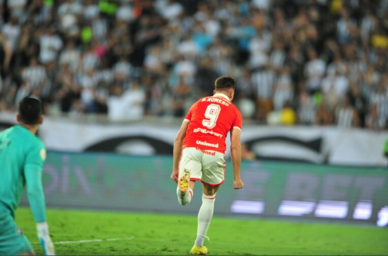 Internacional vence o Botafogo e segue sonhando com título