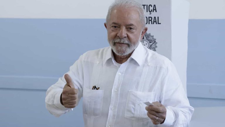 Ao votar, Lula é recebido por apoiadores e diz ser o dia mais importante da vida dele