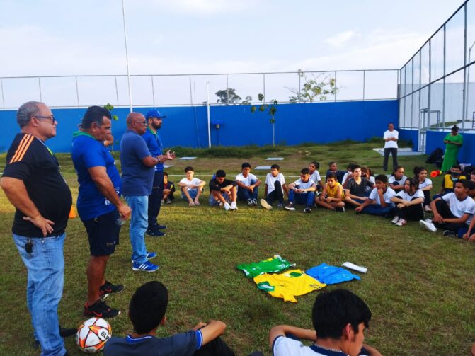 Estudantes da rede estadual recebem aula inaugural do projeto Gol do Brasil, na zona norte