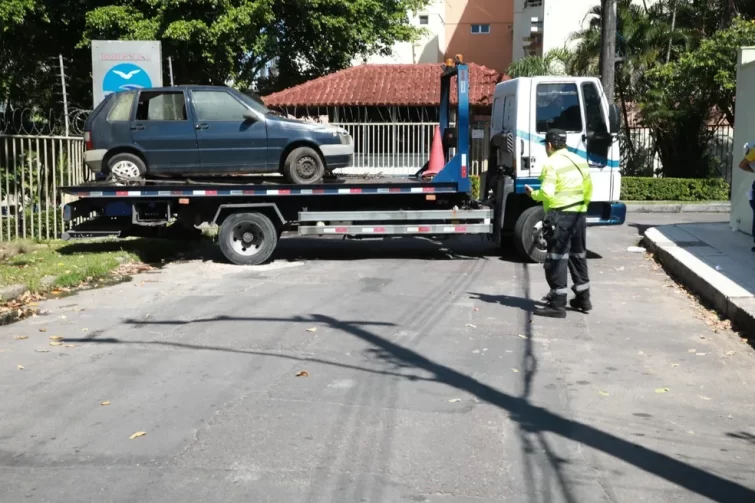 Veículos abandonados em ruas de Manaus serão recolhidos para o parqueamento, diz IMMU
