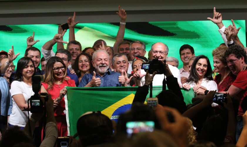 Em primeiro discurso, Lula diz que combate à miséria é sua missão