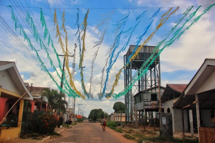 Bandeirolas feitas de sacolas plásticas e TNT enfeitam 'rua da Copa' em Autazes