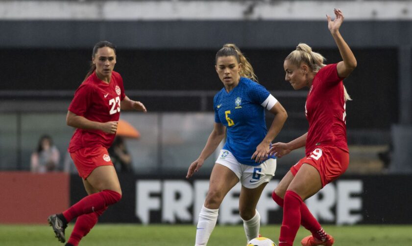 Brasil sofre nas jogadas pelo alto e perde amistoso para o Canadá