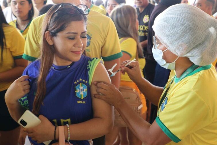 Mais de 500 pessoas foram vacinadas durante transmissão do jogo do Brasil na Arena