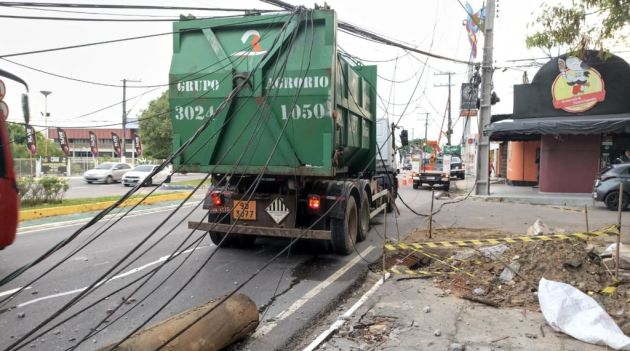 Caminhão derruba poste na Efigênio Sales e deixa trânsito congestionado