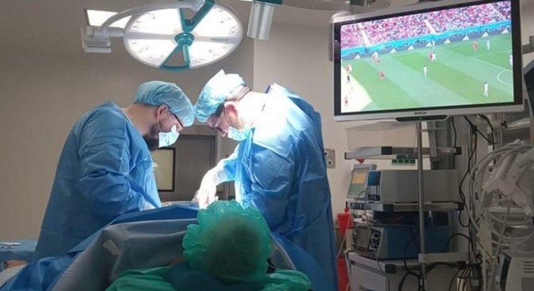 Paciente assiste a jogo da Copa enquanto passa por cirurgia em hospital