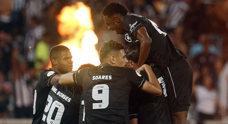 Botafogo atropela o Santos e entra no G-8 do Brasileirão