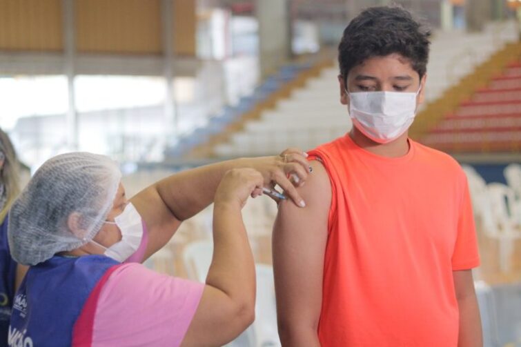 FVS-RCP convoca grupo de 10 a 14 anos para tomar a segunda dose do imunizante contra a dengue em Rio Preto da Eva