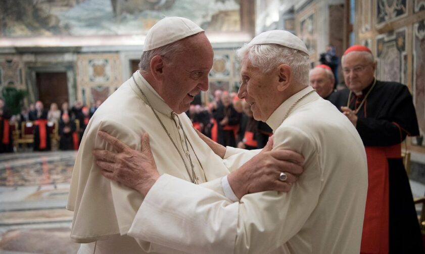 Papa Francisco diz que Bento XVI está 'gravemente doente' e pede orações