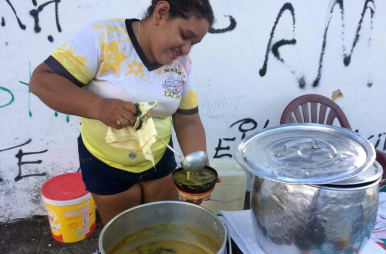 Tradição e sabor: banca de tacacá comercializa a iguaria há 40 anos em Parintins