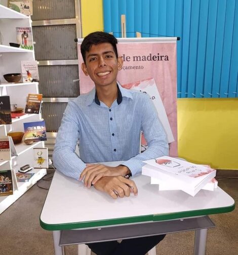 Aos 17 anos, estudante parintinense lança segundo livro da carreira