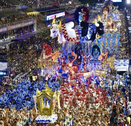 Caprichoso e Garantido são destaques durante desfile da Vila Isabel no Carnaval do Rio