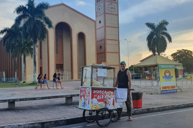 Vendedor de pipoca faz sucesso em Parintins com produto de qualidade e bom humor