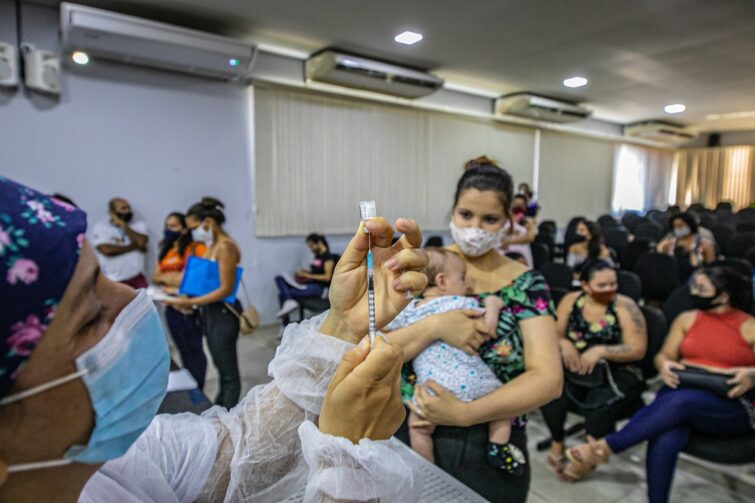 Gestantes e puérperas começam a receber a vacina bivalente em Ji-Paraná