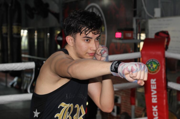 Jovem que superou depressão e virou campeão de muay thai faz treino intenso para estreia no boxe