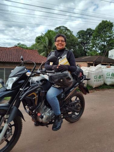 Conheça a história de Lurdinete Souza, pioneira como mototaxista em Presidente Figueiredo