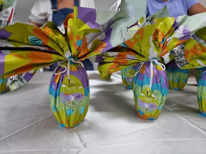 Atendidos por projetos sociais em Ariquemes ganham ovos de Páscoa Cacau Show