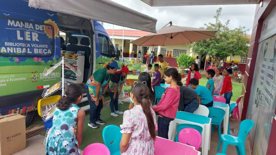 Projeto Mania de Ler visita três escolas em comunidade de Presidente Figueiredo