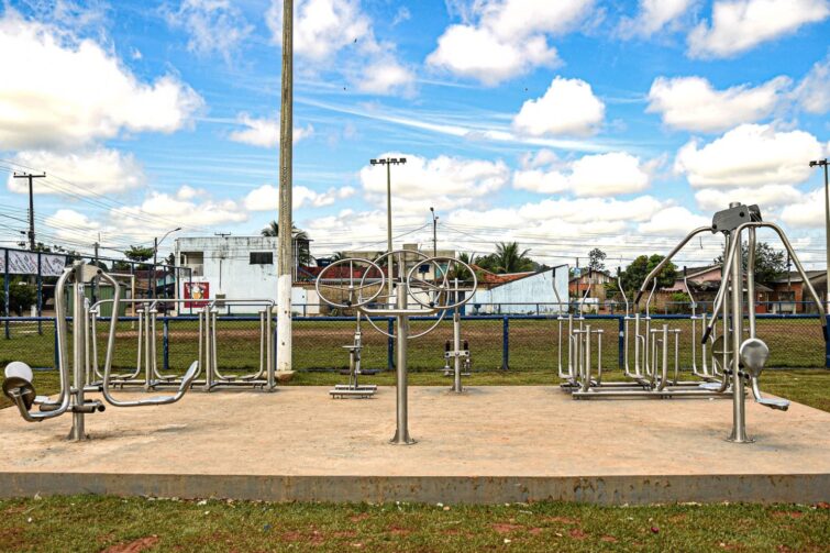 Academia ao ar livre é implantada na praça esportiva do bairro São Francisco, no 2º distrito