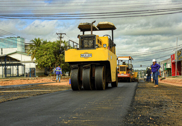 Duplicação da Avenida Clóvis Arraes recebe pavimentação asfáltica em Ji-Paraná
