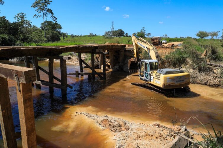 Nova ponte de madeira sobre o rio São Gonçalo começa a ser construída na Linha 205 em Ji-Paraná